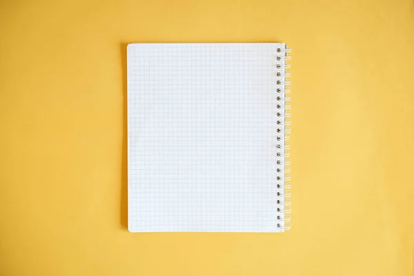空白笔记本 用于在黄色背景上书写 顶部视图 空的文字空间 — 图库照片