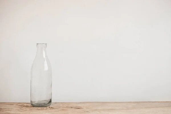 Bouteille Transparente Verre Sur Table Bois Sur Fond Mural Blanc — Photo