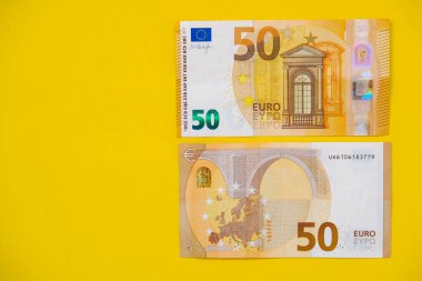 Sarı arka planda Avro banknotları. Üst Manzara. Kopyala, metin için boşluk.