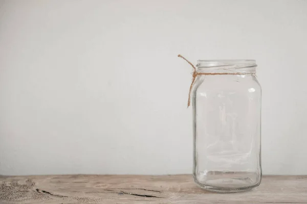 Pot Transparent Verre Sur Table Bois Sur Fond Mural Blanc — Photo