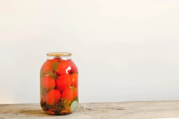 Eingelegte Tomaten Einem Glas Auf Einem Holztisch Kopieren Leerer Raum — Stockfoto