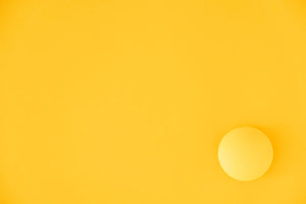 Boule Jaune Sur Fond Jaune Concept Minimal Vue Dessus Copier — Photo