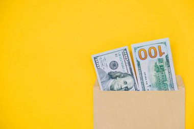Sarı arka planda bir zarf içinde 200 dolar. Kopyala, metin için boşluk.