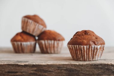 Tahta masa arkasında çikolatalı kekler. Kopyala, metin için boşluk.