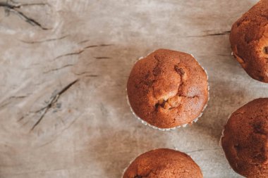 Tahta masa arkasında çikolatalı kekler. Üst Manzara. Kopyala, metin için boşluk.