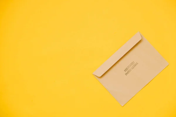 Papierumschlag Kraft Auf Gelbem Hintergrund Perfekt Für Einladungen Karten Botschaftsdekorationen — Stockfoto