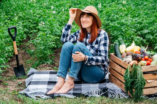 Hermosa Mujer Agricultora Con Una Pala Sentada Una Manta Cerca — Foto de Stock
