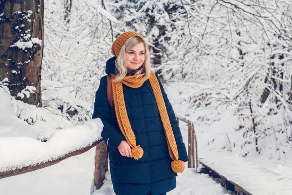 Красивая Молодая Женщина Зимнем Лесу Зимний Портрет Женщины Шапке Шарфе — стоковое фото