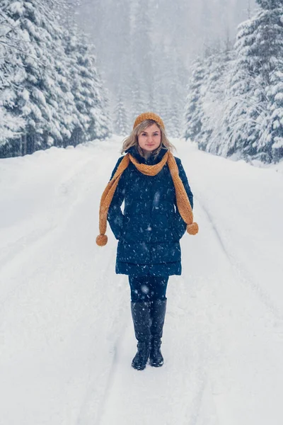 Hermosa Joven Bosque Invierno Retrato Invierno Mujer Vestida Con Gorra — Foto de Stock