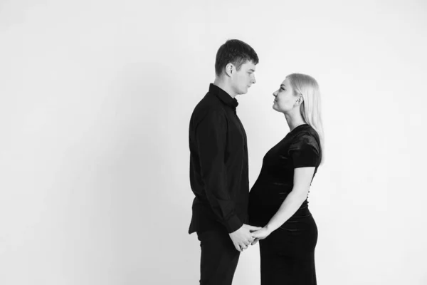 Femme Enceinte Son Mari Tenant Main Dans Des Vêtements Noirs — Photo