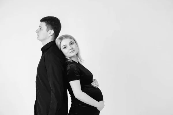 Schwangere Frau Und Ihr Mann Lächeln Schwarzer Kleidung Auf Weißem — Stockfoto