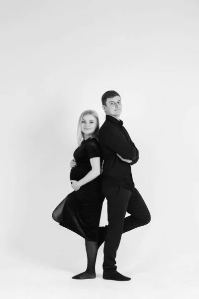 Schwangere Und Ihr Mann Stehen Sich Schwarzer Kleidung Vor Weißem — Stockfoto