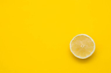 Sarı arka planda limon dilimi. Üst Manzara. Kopyala, metin için boşluk.