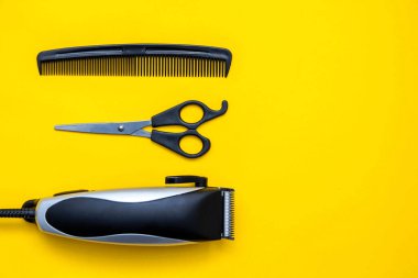 Sarı arka planda bir kuaför ayarlandı. Üst Manzara. Kopyala, metin için boşluk.