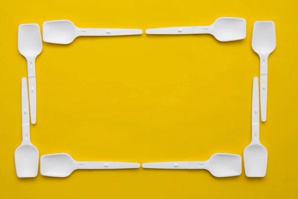 Białe Plastikowe Łyżki Żółtym Tle Fast Food Eko Bez Plastikowej — Zdjęcie stockowe