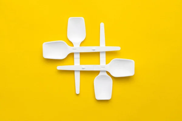 Białe Plastikowe Łyżki Żółtym Tle Fast Food Eko Bez Plastikowej — Zdjęcie stockowe
