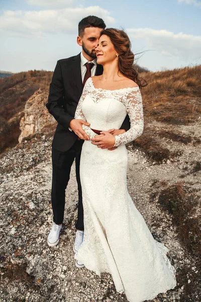 Belle Mariée Sur Fond Montagne Rivière Jolie Fille Robe Blanche — Photo