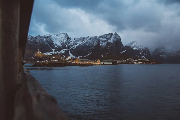 Νορβηγία Rorbu Σπίτια Και Βουνά Βράχια Πάνω Από Τοπίο Φιόρδ — Φωτογραφία Αρχείου