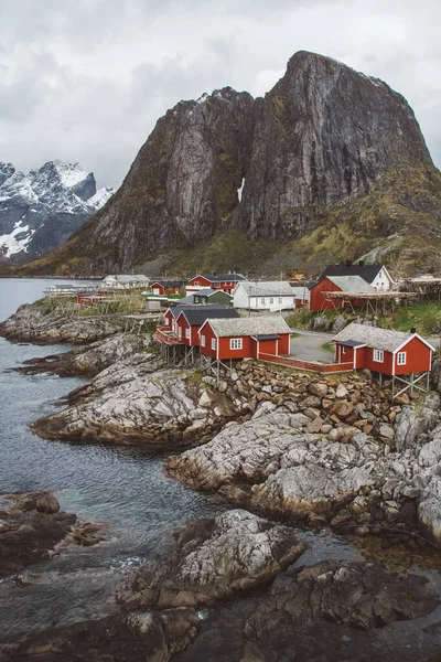 ノルウェーのロルブハウスとフィヨルドの風景の上の山の岩スカンディナヴィア旅行ビュー ロフトテン島 — ストック写真
