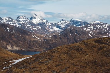 Lofoten adalarındaki Norveç dağları ve manzaraları. Doğal İskandinav manzarası. Metin veya reklam için yer.