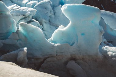 Dağlardaki güzel manzaralar ve Norveç 'in İskandinav doğası ekoloji kavramındaki buzul Svartisen manzarası. Mavi kar ve buz.