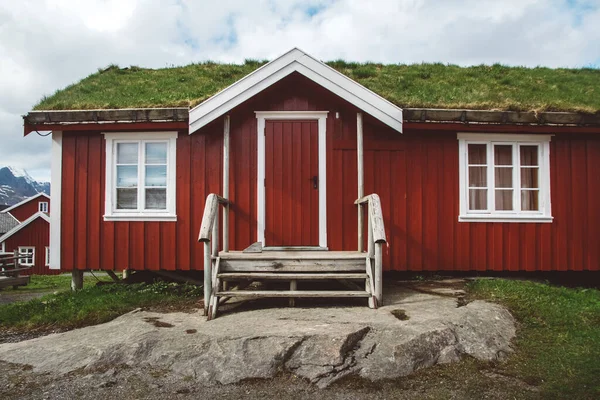 Norvegia Rorbu Ospita Rosso Con Muschio Sul Tetto Paesaggio Scandinavo — Foto Stock