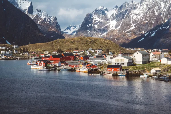 Νορβηγία Rorbu Σπίτια Και Βουνά Βράχια Πάνω Από Τοπίο Φιόρδ — Φωτογραφία Αρχείου