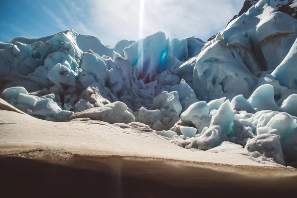 挪威高山上美丽的风景和斯瓦尔森冰川景观是挪威丑闻性自然地标生态概念的标志 蓝色的雪和冰 — 图库照片