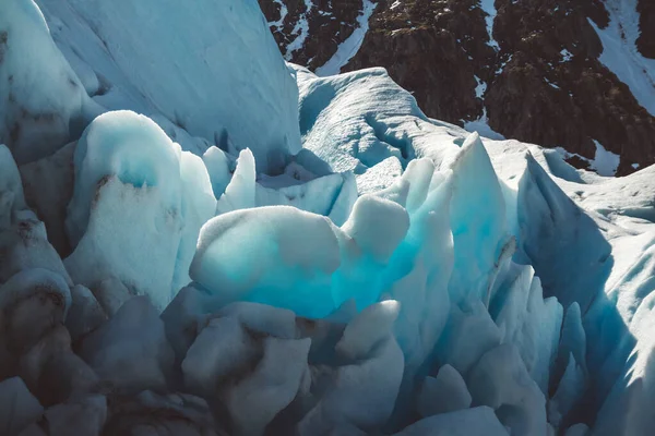 山の美しい景色とノルウェーのスヴァルツェン氷河の風景スカンディナヴィアの自然ランドマーク生態学の概念 青い雪と氷 — ストック写真