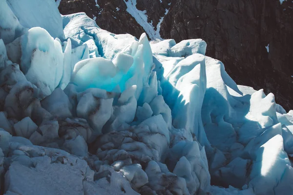 山の美しい景色とノルウェーのスヴァルツェン氷河の風景スカンディナヴィアの自然ランドマーク生態学の概念 青い雪と氷 — ストック写真