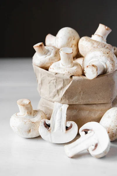 Paddenstoelen Champignons Papieren Zak Een Witte Houten Tafel Plaats Voor — Stockfoto