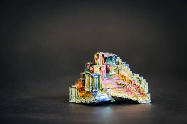 Siyah arka planda inanılmaz renkli gökkuşağı Bismuth Gemstone. Kopyala, metin için boşluk.