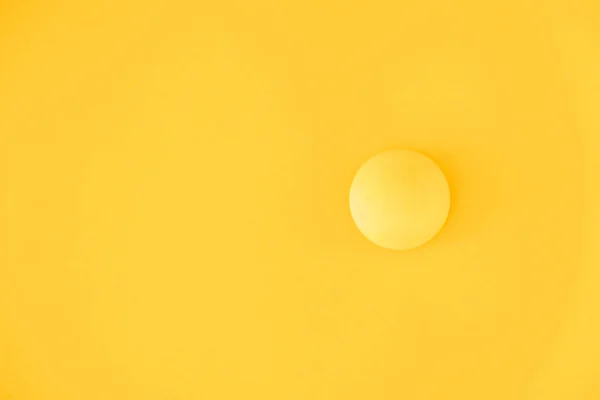 Bola Amarela Fundo Amarelo Conceito Mínimo Vista Superior Copiar Espaço — Fotografia de Stock