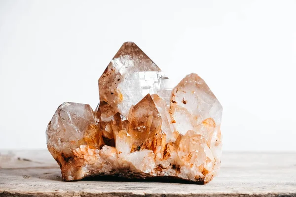 Cristal Cuarzo Ahumado Sobre Una Superficie Madera Sobre Fondo Blanco — Foto de Stock