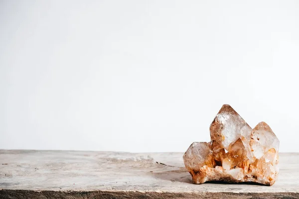 Cristal Quartzo Fumado Uma Superfície Madeira Fundo Branco Copiar Espaço — Fotografia de Stock