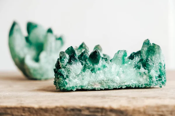 Rauwe Smaragd Edelsteen Ruwe Rock Kristal Een Houten Tafel Kopieer — Stockfoto