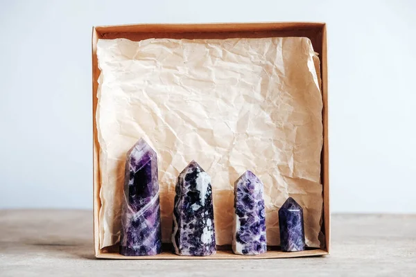 Amethyst Polierte Kristallspitze Einer Kraftpapierschachtel Auf Holzgrund Kopieren Leerer Raum — Stockfoto