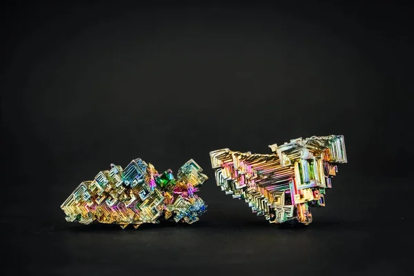 Siyah Arka Planda Inanılmaz Renkli Gökkuşağı Bismuth Gemstone Kopyala Metin — Stok fotoğraf