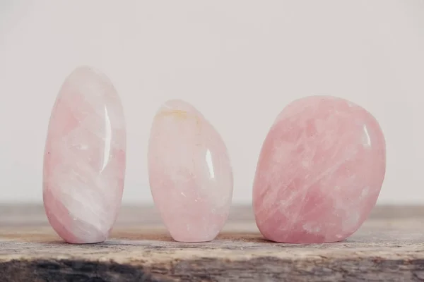 Cristaux Polis Pierre Précieuse Quartz Rose Sur Une Table Bois — Photo