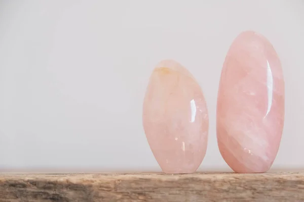 Cristaux Polis Pierre Précieuse Quartz Rose Sur Une Table Bois — Photo