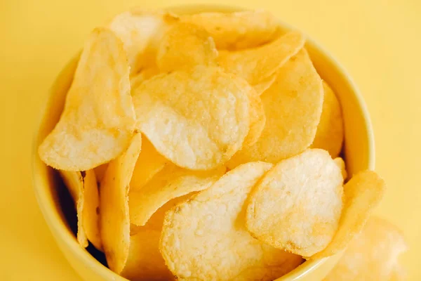 Chipsy Ziemniaczane Żółtej Misce Żółtym Tle Widok Góry Kopiowanie Puste — Zdjęcie stockowe