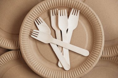 Tahta çatallar ve plastik kaplamalar. Çevre dostu tek kullanımlık sofra takımı. Ayrıca fast food, restoran, paket servis ve pikniklerde de kullanılır. Üst Manzara. Kopyala, metin için boşluk.