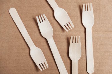 Tahta çatallar karton arka planda. Çevre dostu tek kullanımlık sofra takımı. Üst Manzara. Kopyala, metin için boşluk.