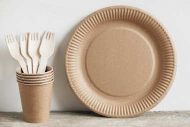 Tahta çatallar ve tahta kaplamalı kağıt bardaklar. Çevre dostu tek kullanımlık sofra takımı. Ayrıca fast food, restoran, paket servis ve pikniklerde de kullanılır. Kopyala, metin için boşluk.