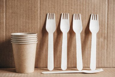 Tahta çatallar ve kağıt bardaklar. Çevre dostu tek kullanımlık sofra takımı. Ayrıca fast food, restoran, paket servis ve pikniklerde de kullanılır. Kopyala, metin için boşluk.