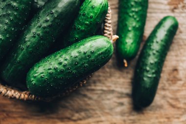 Ahşap zemin üzerinde taze salatalık dilimleri. Üst Manzara. Kopyala, metin için boşluk.