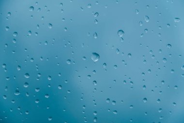 Arkaplan görüntüsü olarak yağmurdan sonra şeffaf bir politene su damlıyor. Üst Manzara. Kopyala, metin için boşluk.