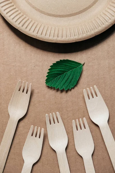 Wooden Forks Plates Kraft Paper Background Eco Friendly Disposable Tableware — Stock Photo, Image