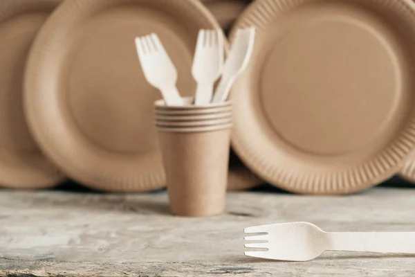 Houten Vorken Papieren Kopjes Met Borden Houten Ondergrond Milieuvriendelijk Wegwerp — Stockfoto