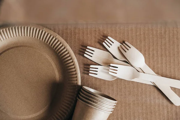 Houten Vorken Papieren Kopjes Met Platen Kraftpapier Ondergrond Milieuvriendelijk Wegwerp — Stockfoto